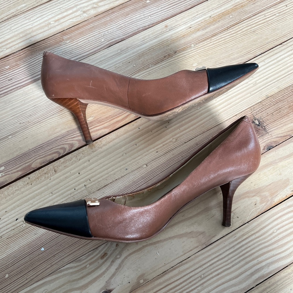 Coach New York Leather Cap Toe Pumps Tan Black Gold Logo Heels Size 8B - Picture 9 of 9